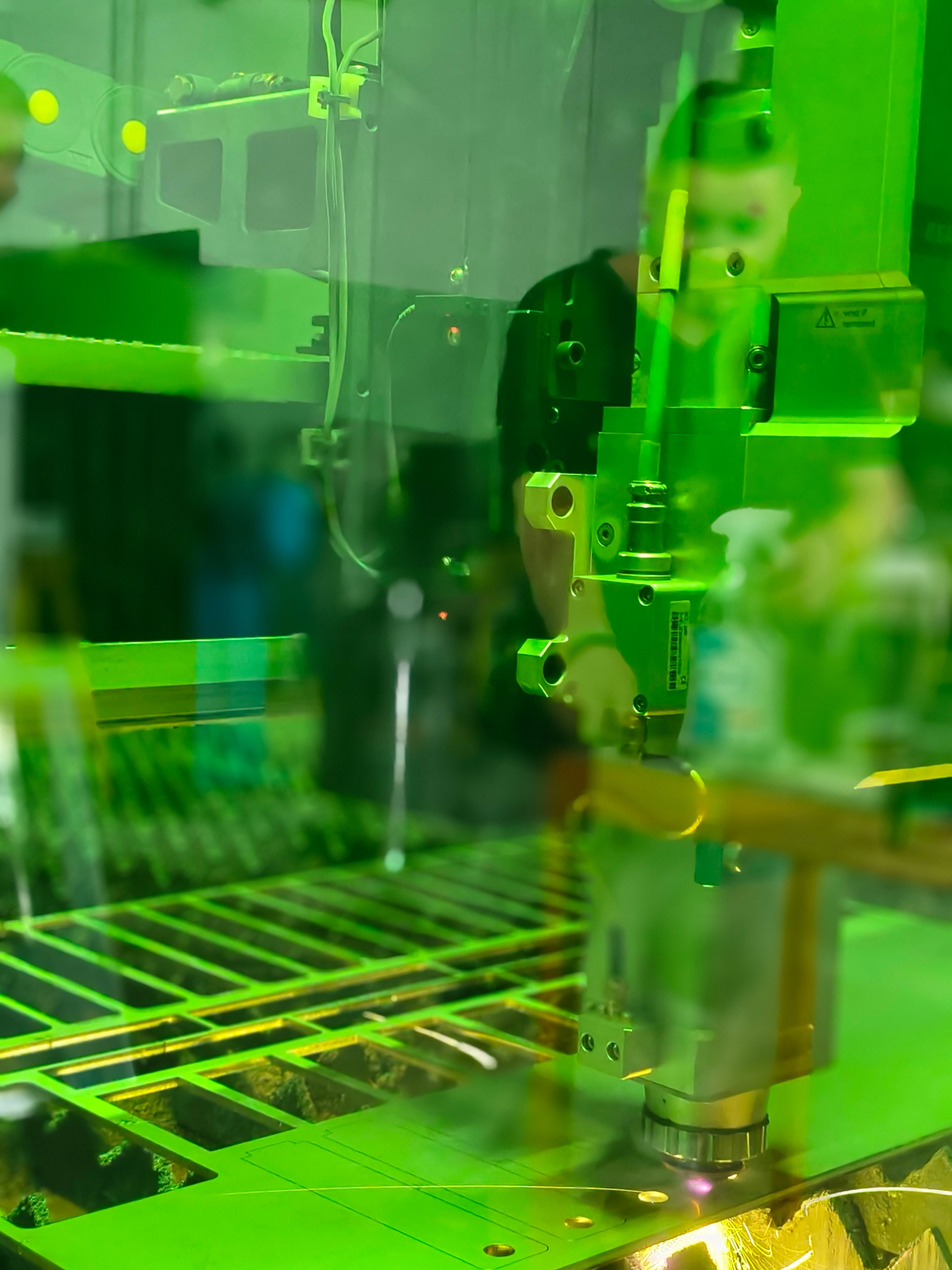 Taglio laser in corso visto attraverso il vetro di protezione